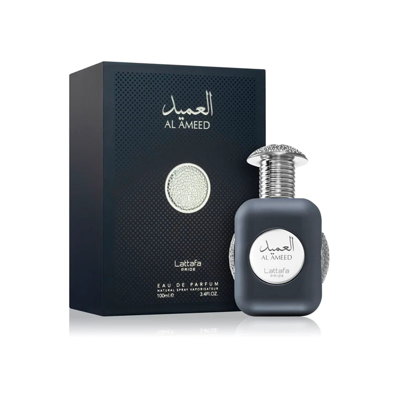 Al Ameed con la caja de Lattafa Parfum